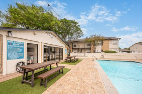 Pet-Friendly 1BR Apt - Pool Near All Attractions